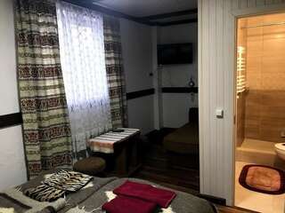 Мотели Fayniy Motel Татаров Стандартный трехместный номер-13