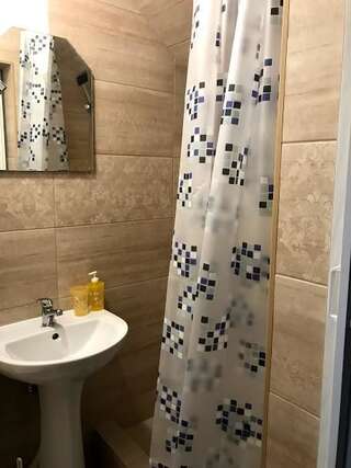 Мотели Fayniy Motel Татаров Стандартный двухместный номер с 2 отдельными кроватями-8